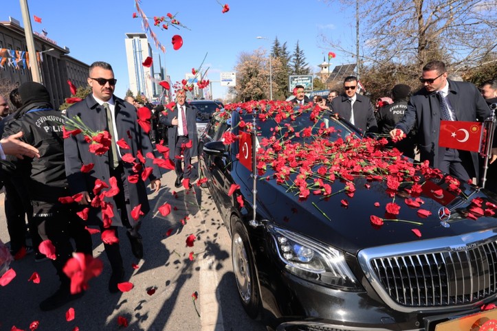 CHP'li Tanal'dan iddia: AKP kongresinde delegelere 4 bin liralık saat