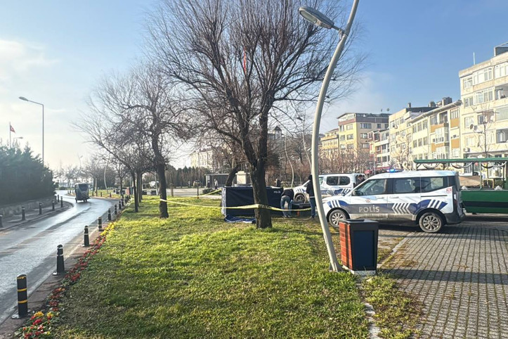 İstanbul'da parkta uyuyan kişi donarak öldü