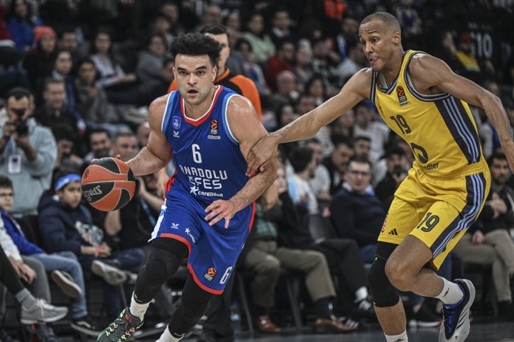 Efes'ten ALBA Berlin'e 25 sayı fark!