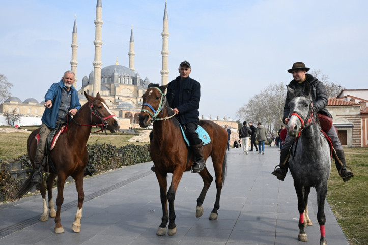 İspanya'dan at ile hacca gidecekler! 3,5 ayda Türkiye'ye ulaştılar...