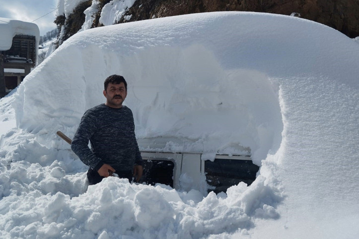 Karla kaplı bahçesinde saatlerce aracını aradı