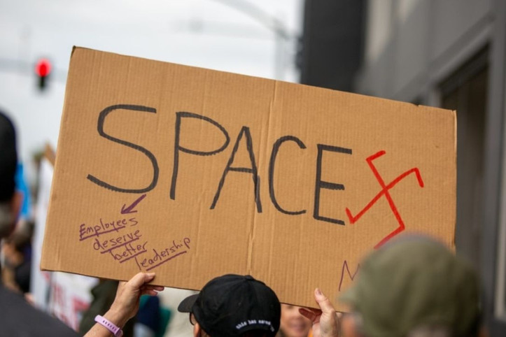 SpaceX ve Tesla önünde Elon Musk protestosu: Trump yönetimindeki rolüne tepki