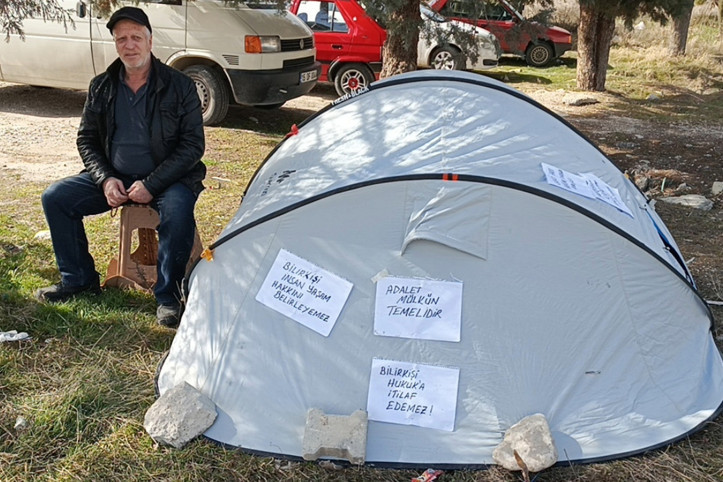Mahkemenin 'kira' kararını çok buldu, adliyenin önüne çadır kurdu: 'Bilirkişi belirleyemez'