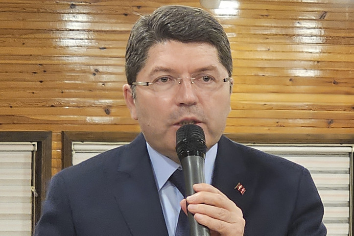 Bakan Tunç: Şehit ailelerimizi üzecek hiçbir adım atmayız