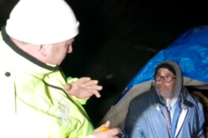 Bisikletle yollara düştü, donmak üzereyken bulundu