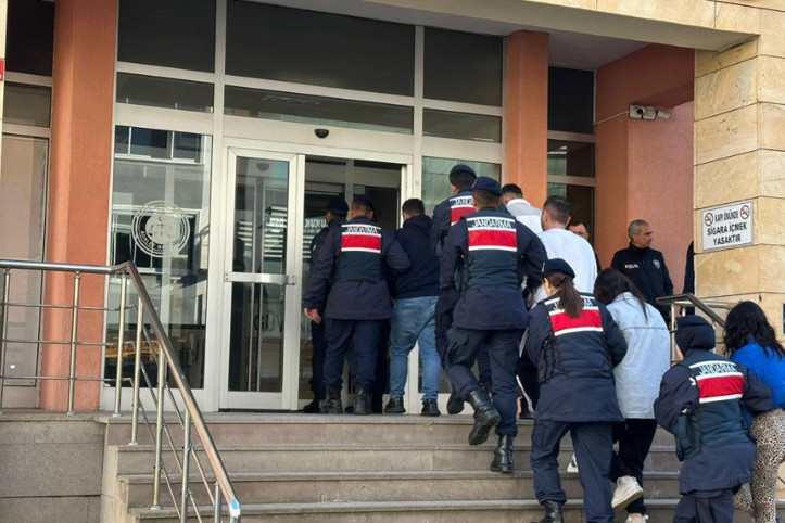 Depremzedeleri konut vaadiyle dolandırdılar