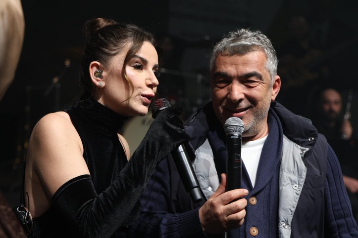 Iğdır Milletvekili Cantürk Alagöz, Merve Özbey konserinde şarkı söyledi