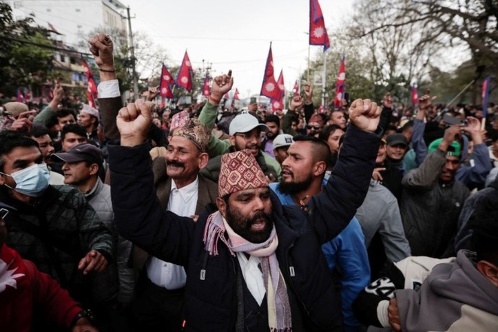 13 hükümet eskittiler: Devrik kralı böyle karşıladılar