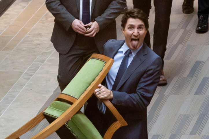 İstifa eden Kanada Başbakanı meclisteki sandalyesini alıp gitti