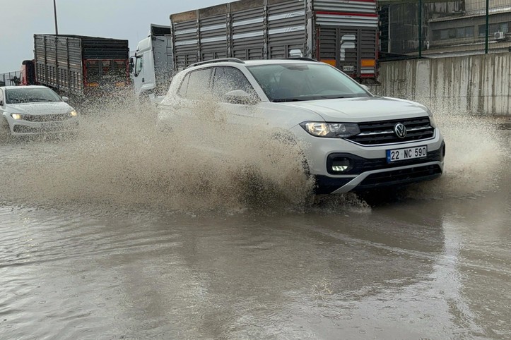 Edirne'de cadde ve sokaklar göle döndü