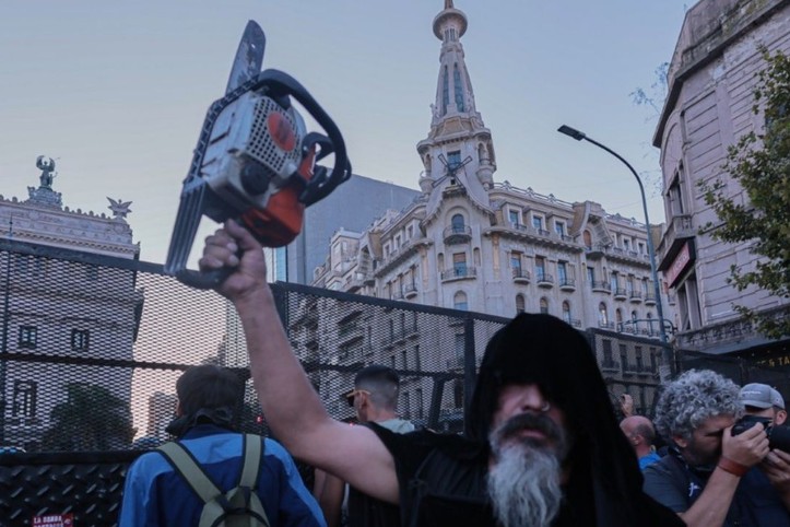Arjantin'de emekli protestosu: Kongre'nin çitlerine elektrikli testere astı