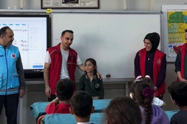 Minik sınıf başkanı seçim vaadini yerine getirdi