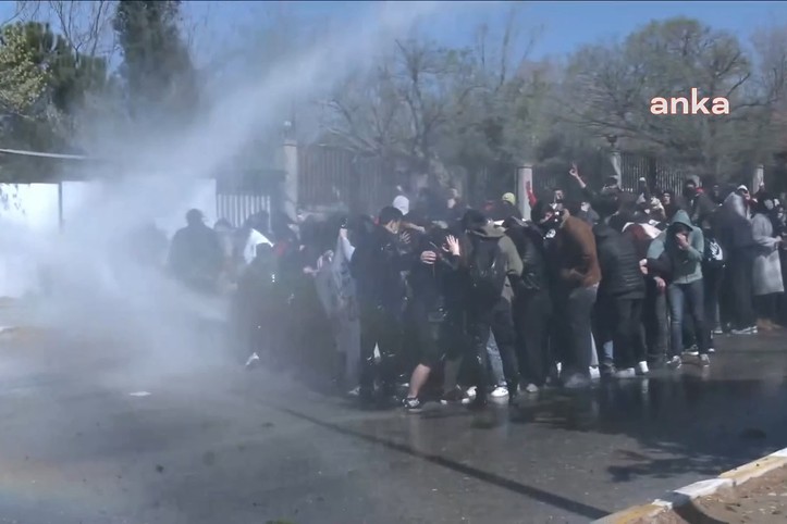 İzmir'de üniversite öğrencilerine polis müdahalesi: Yaralı ve gözaltılar var