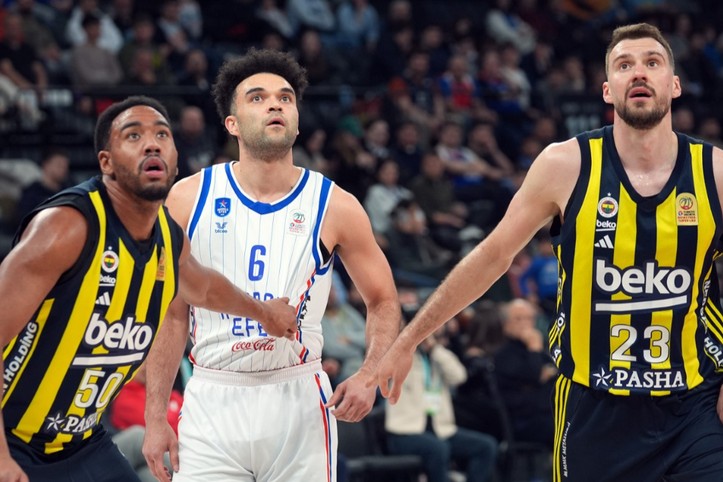 Fenerbahçe, Efes'i deplasmanda yıktı