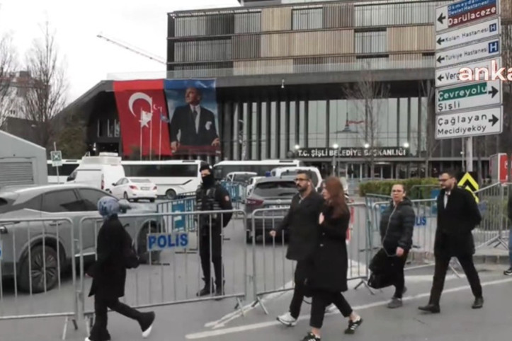 Şişli kayyumu polis eşliğinde belediyede