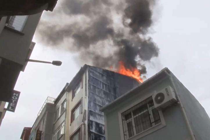 Kibriti attı, bina tutuştu