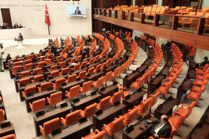 Meclis'te AKP sıraları boş kaldı