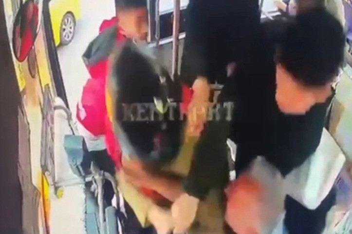 Minibüste bıçaklı dehşet