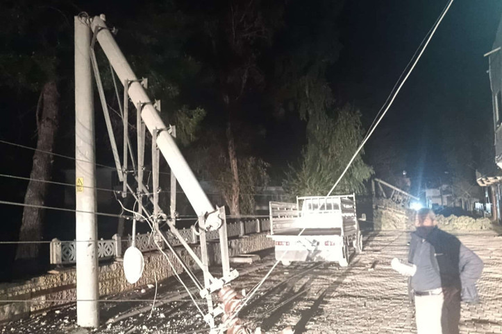 Fırtına ağaçları devirdi, elektrik direklerini kırdı