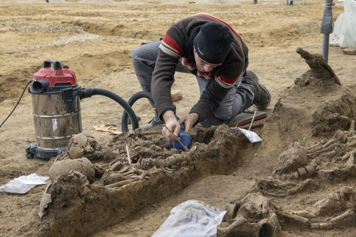 Futbol sahasında ilk asırdan kalma toplu mezar bulundu