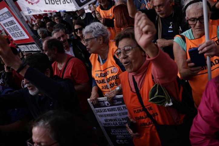 Emeklilerin öfkesi büyüyor: Meclis binasına yürüdüler