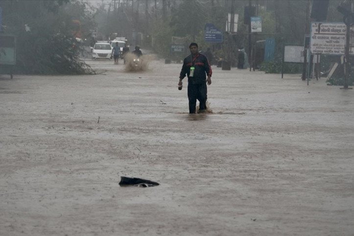 Şiddetli yağışlarda 100’den fazla ölü
