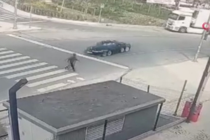 Yaya geçidi ne demek bilmiyorlar: Hiç hız kesmedi, vatandaşın üzerine sürdü