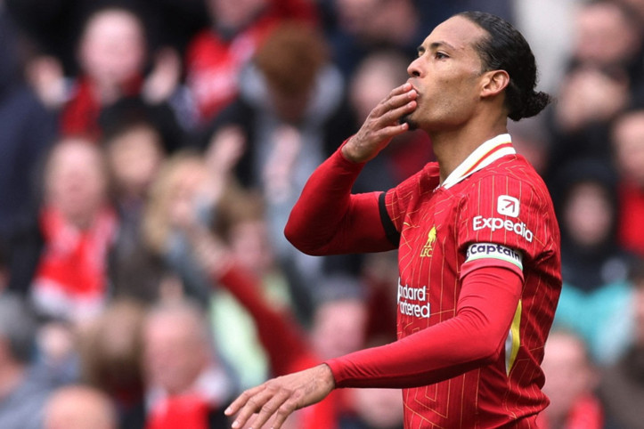 Liverpool şampiyonluğa yürüyor: Kaptan Van Dijk 89'da sahne aldı