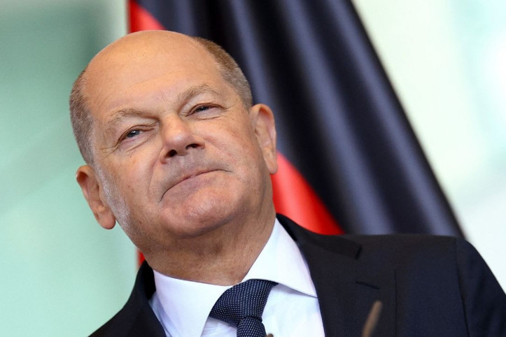 Başbakan'a sarıldı, 193 bin lira para cezası kesildi