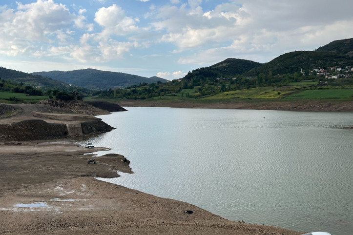 Su metrelerce çekildi, adacıklar ortaya çıktı: 'Geçen sene suyumuz barajdan taşıyordu'