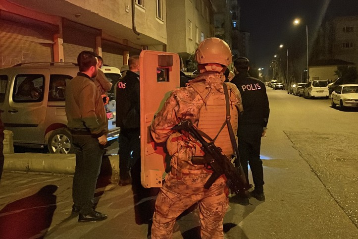 Ateş açıp kendini eve kilitledi