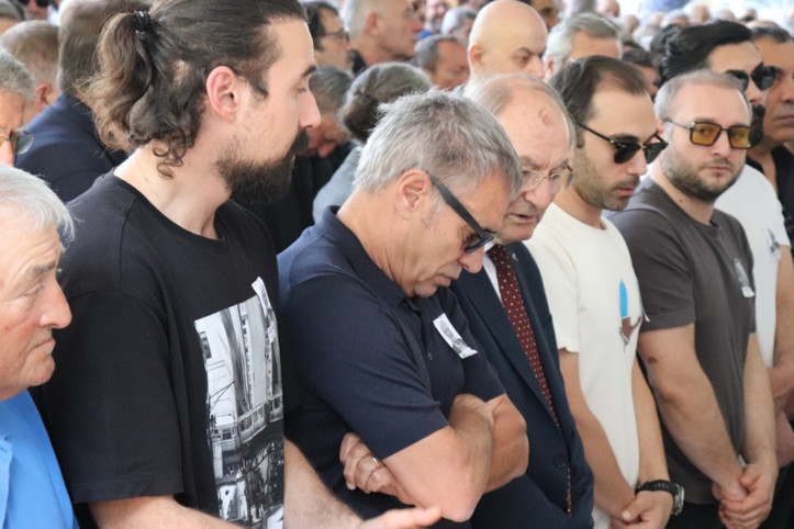 Ersun Yanal'ın babası son yolculuğuna uğurlandı
