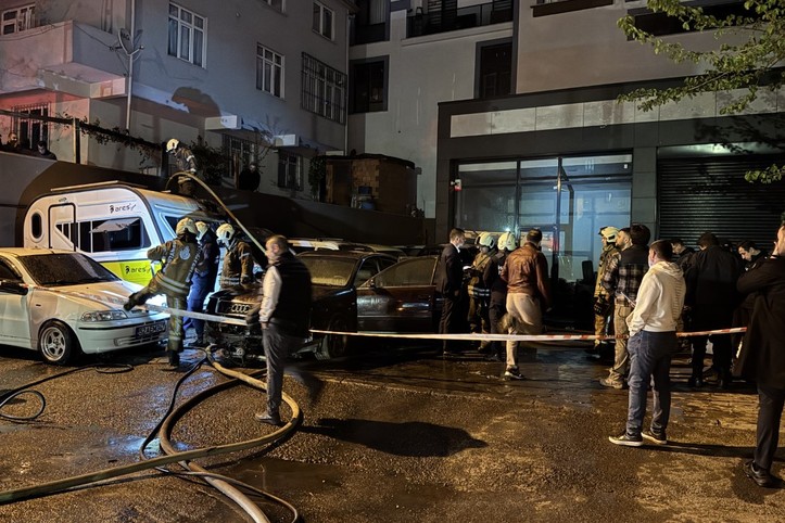 Otopark alev alev yandı, araçlar kül oldu