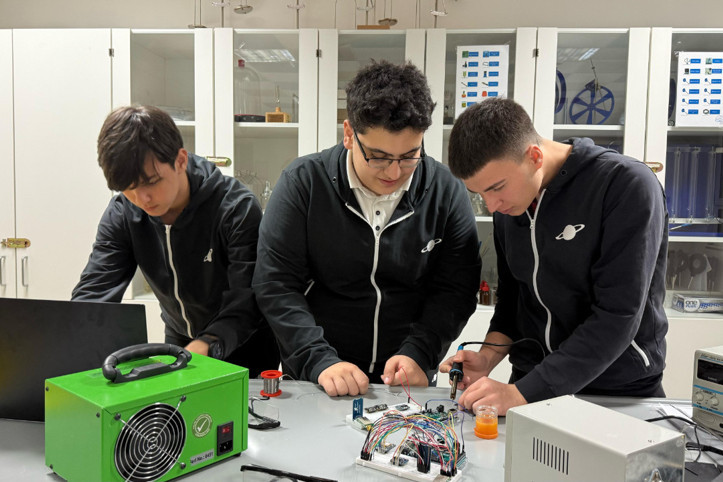 Anneanne ilham oldu: 3 Türk lise öğrencisi Stanford yolunu tuttu