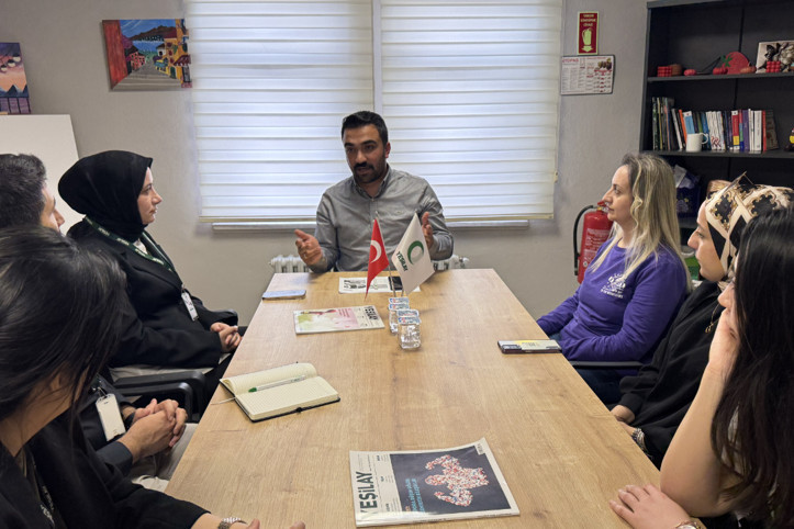 Arkadaşına destek için gitti, yönetici oldu