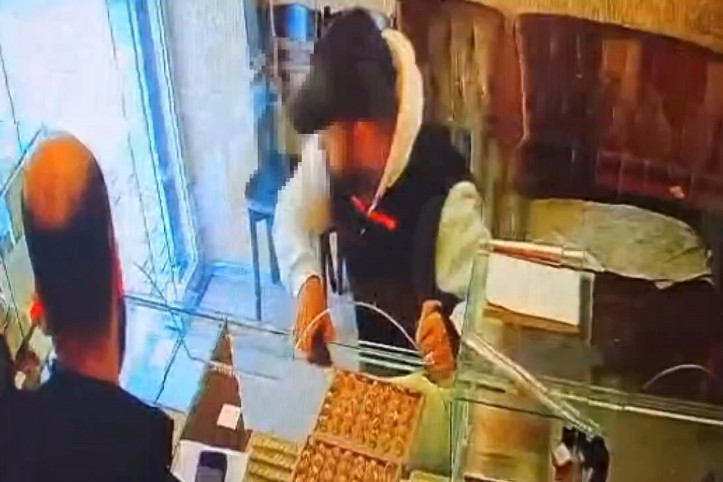 570 bin TL'lik altını alıp koşmaya başladı