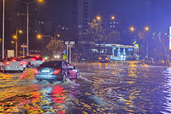 Adana'yı sağanak vurdu: Caddeler göle döndü