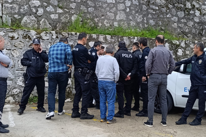 Barışma teklifine olumsuz yanıt aldı, kendini karnından bıçakladı