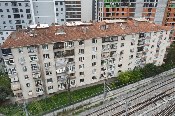 Deprem sonrası Küçükçekmece'de 5 bina boşaltıldı