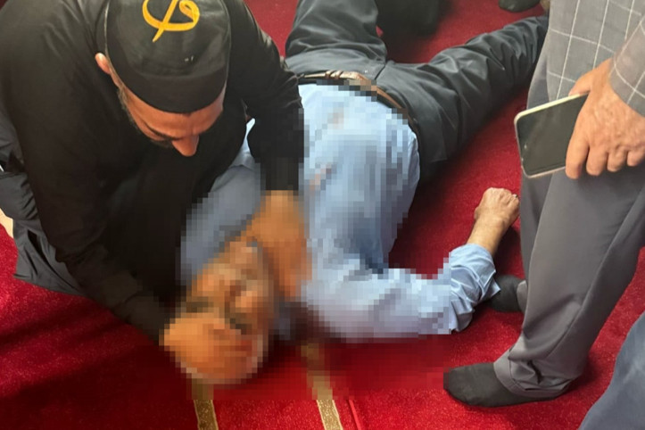 Camide namaz kılarken bıçaklandı