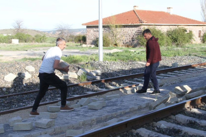 Aylardır para alamayan ustalar isyan etti: Yaptıkları yolun taşlarını söktüler