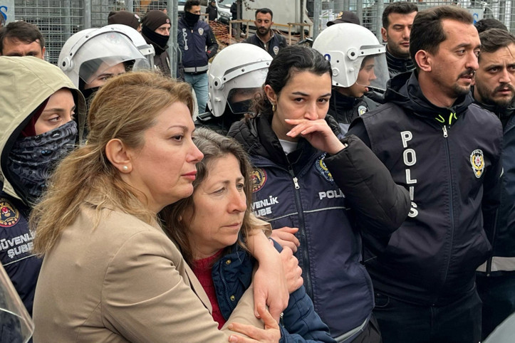 Sımsıkı sarıldı, gözaltına alınmasına müsaade etmedi: 'Muhtarı vermeyeceğim'