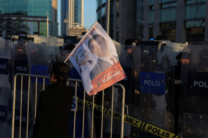 Annenin isyanı: Adam çocuklarını öldürüp çıkmış Özgür Özel'e yumruk atıyor, bizimkiler ne yaptı?