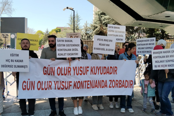 Öğretmenler MEB önünde: Atanamayan değil, atanmayan