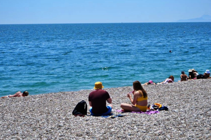 Termometreler 28 dereceyi gördü, tatilciler sahillere akın etti