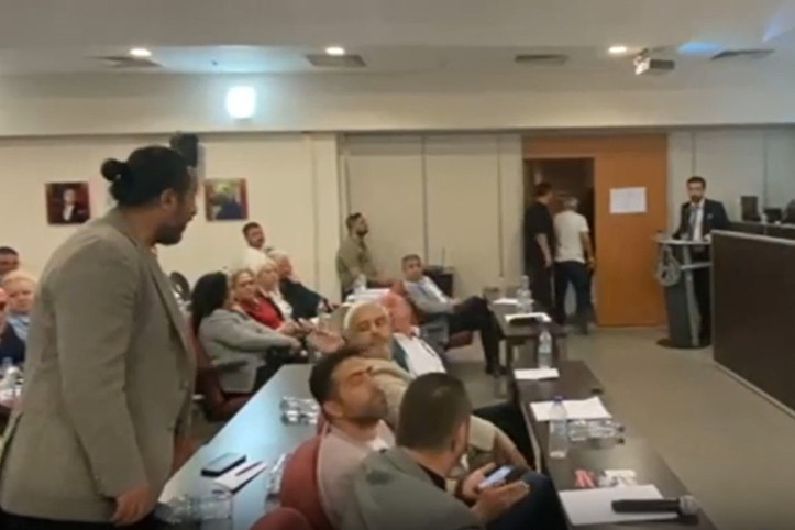 Meclis toplantısında gerginlik: Ağzını yüzünü dağıtırım