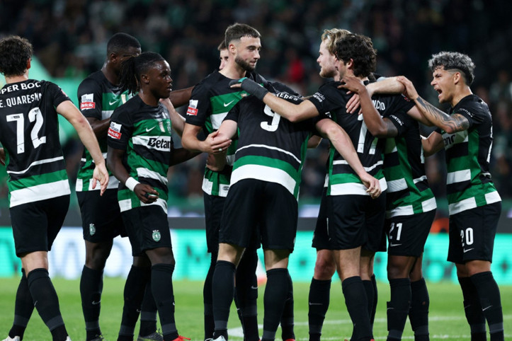 Ünlü futbolcu kız arkadaşını hastanelik etti