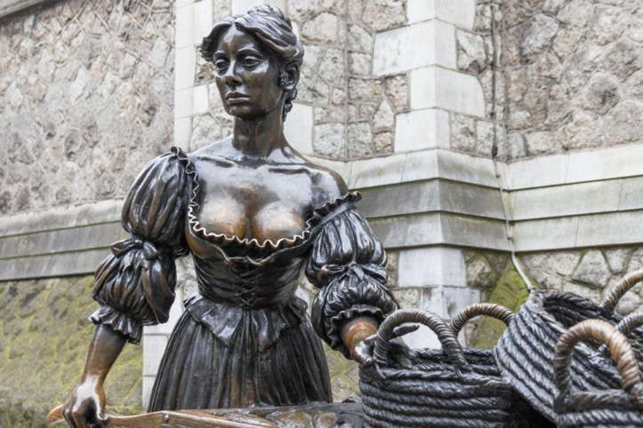 Ünlü heykelin göğüsleri kriz yarattı: Lütfen dokunmayın