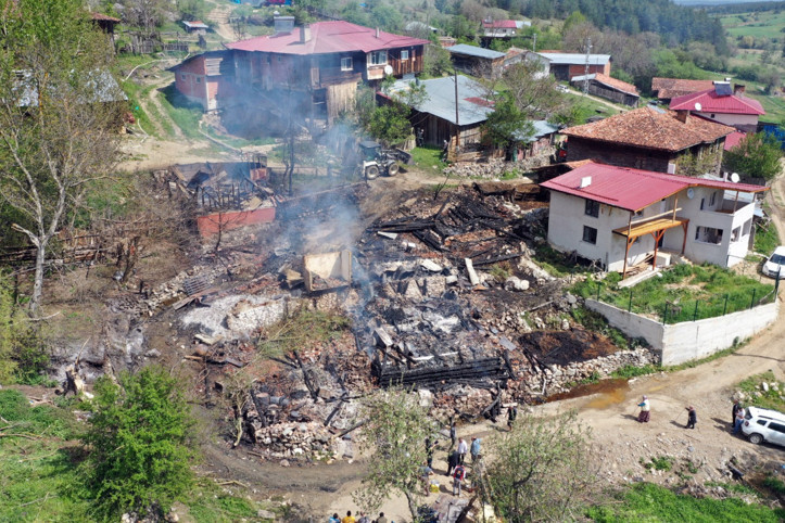 Alevler uykuda bastırdı: Aile camdan atladı, cami ve ahır kül oldu