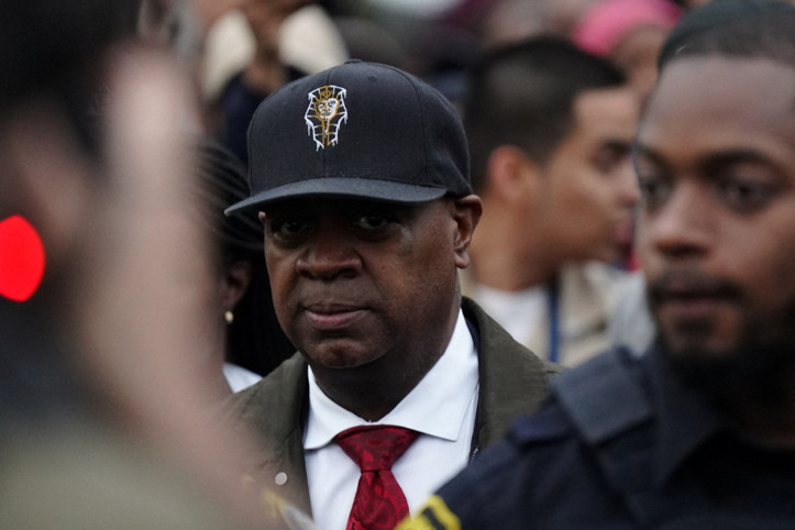 Göçmen merkezini görmek isteyen belediye başkanını gözaltına aldılar